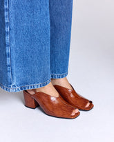 Sandales Barbara vernis embossé camel