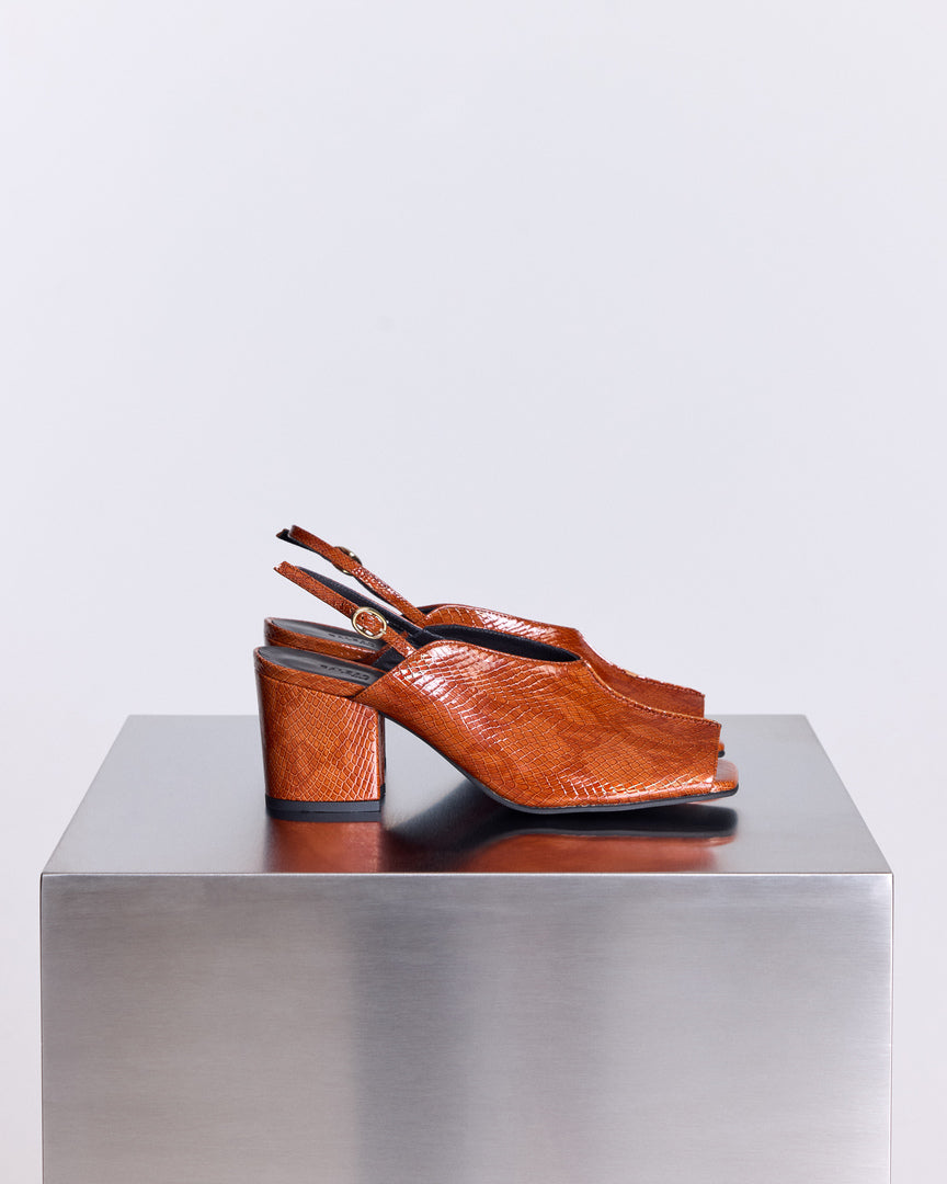Sandales Barbara vernis embossé camel