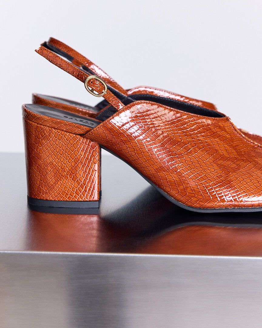 Sandales Barbara vernis embossé camel