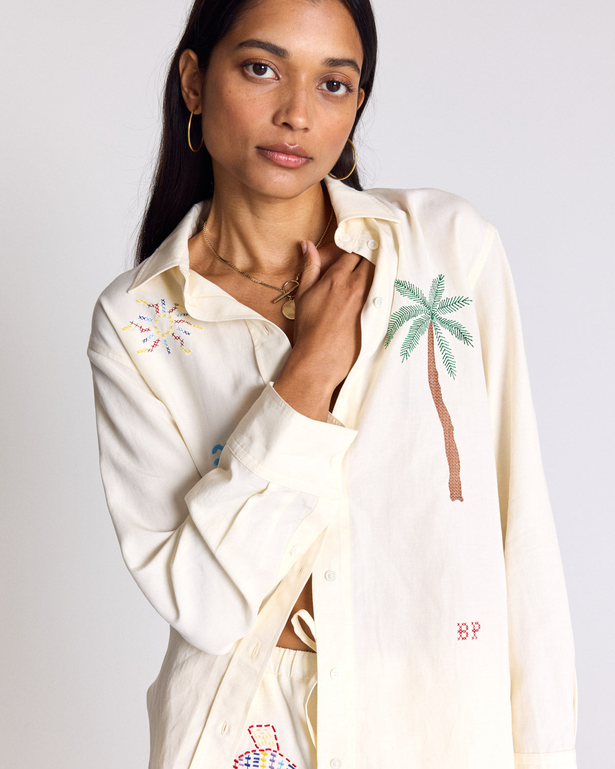 Chemise Anne blanc ivoire et broderies multicolores
