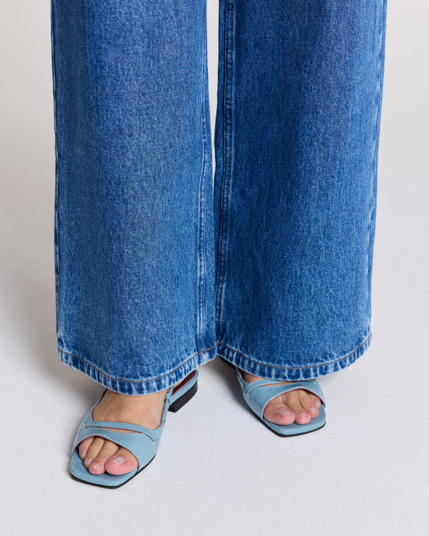 Sandales Dona vernis froissé bleu piscine