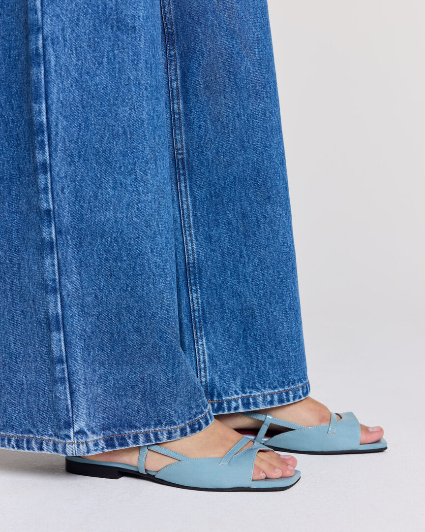 Sandales Dona vernis froissé bleu piscine