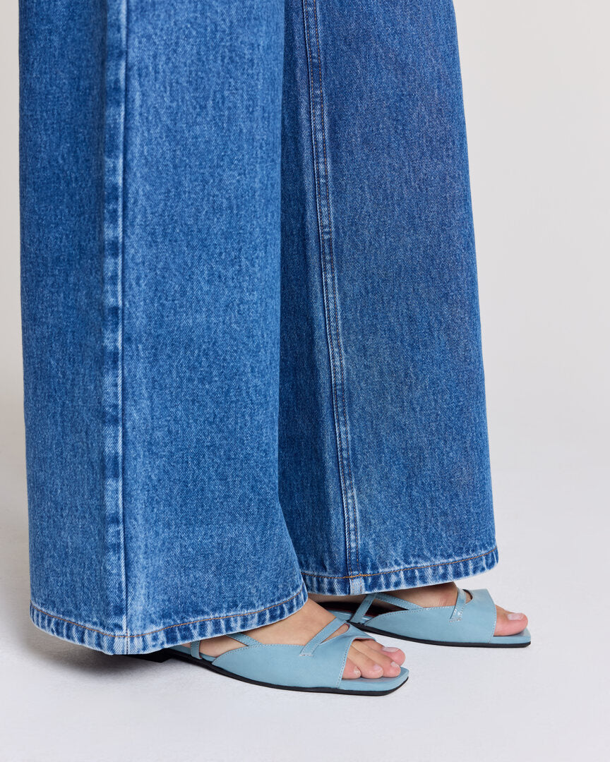Sandales Dona vernis froissé bleu piscine