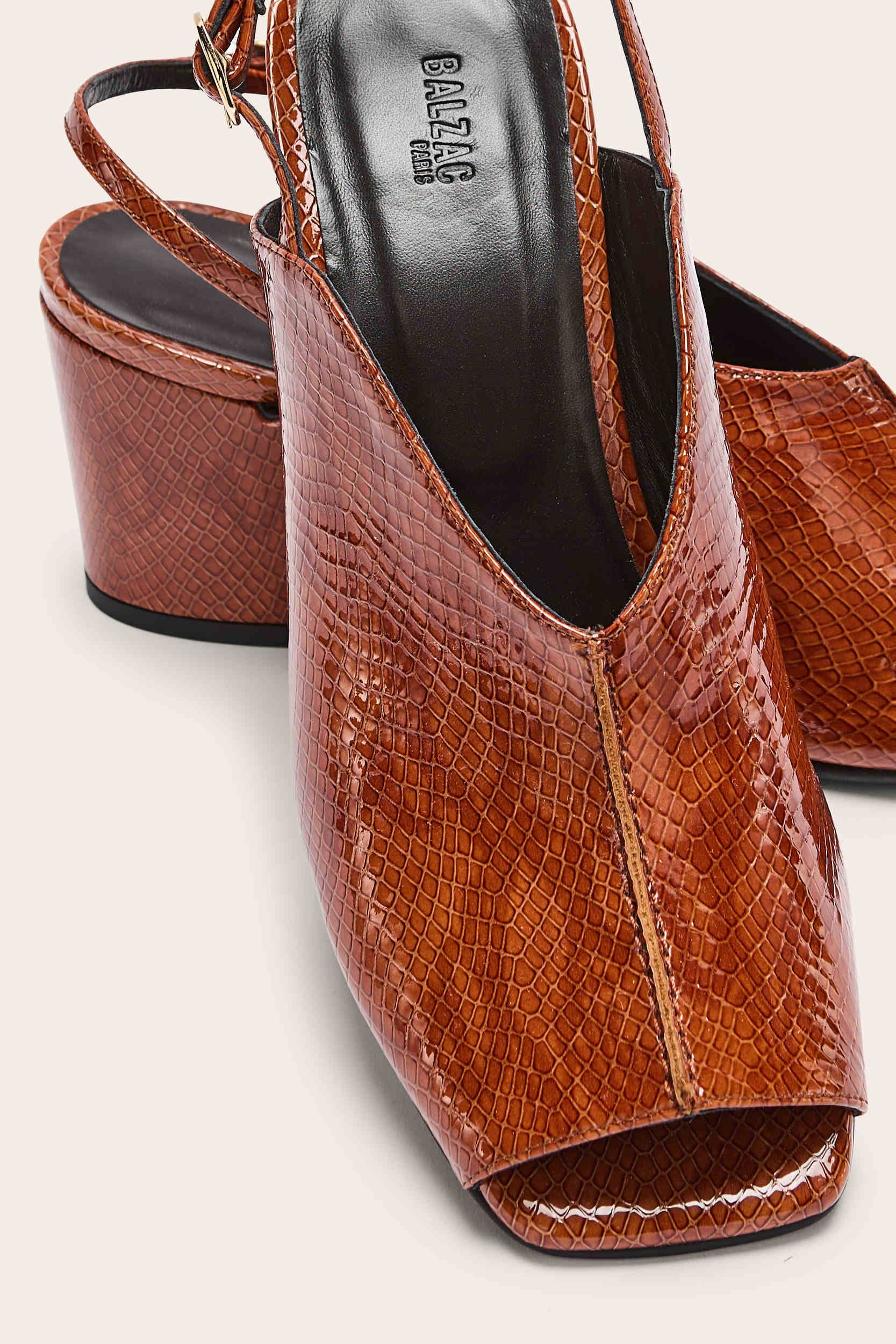 Sandales Barbara vernis embossé camel