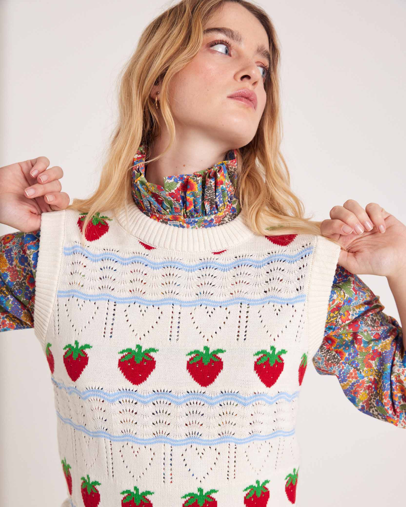 Pull Priska écru et fraises rouges