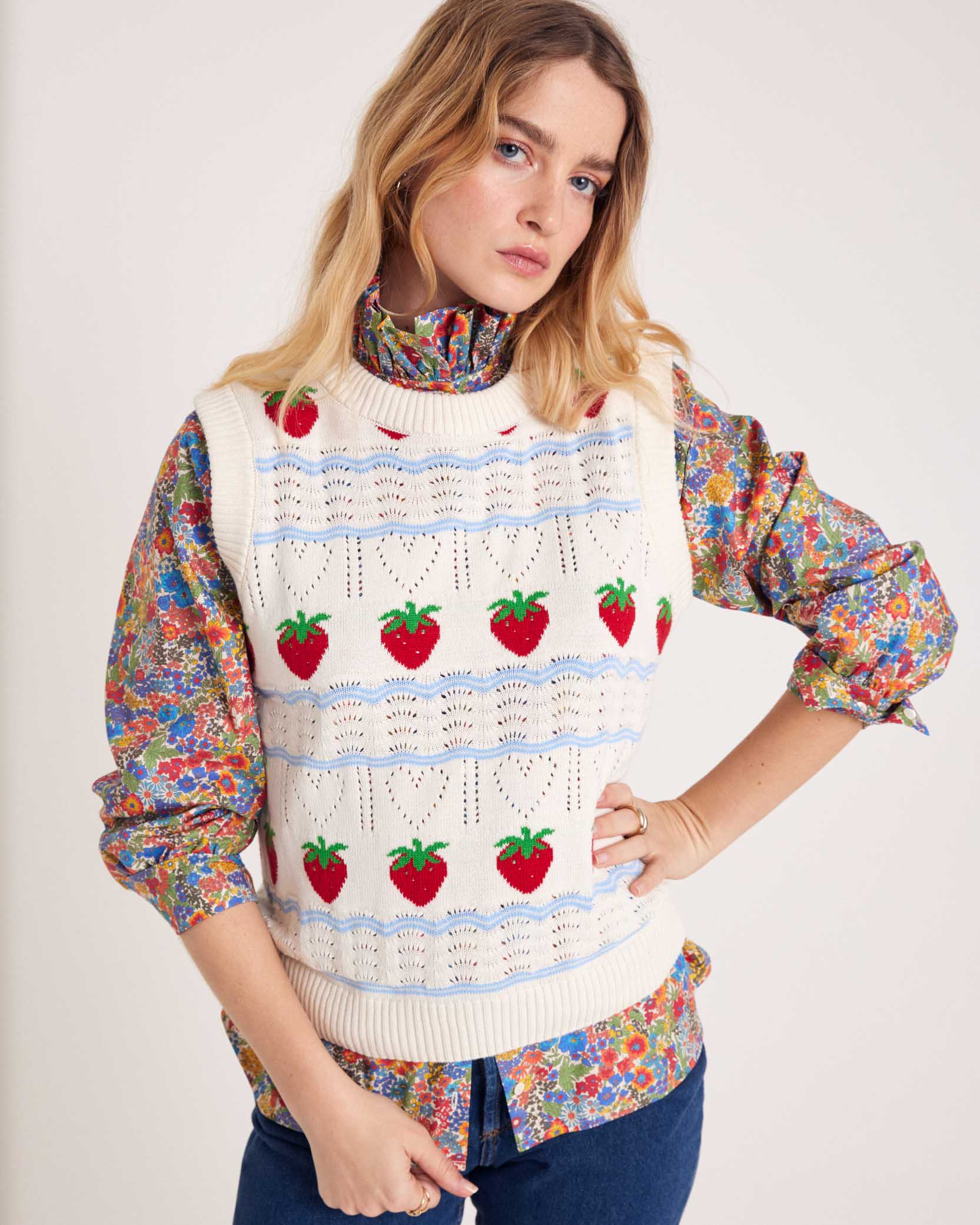 Pull Priska écru et fraises rouges