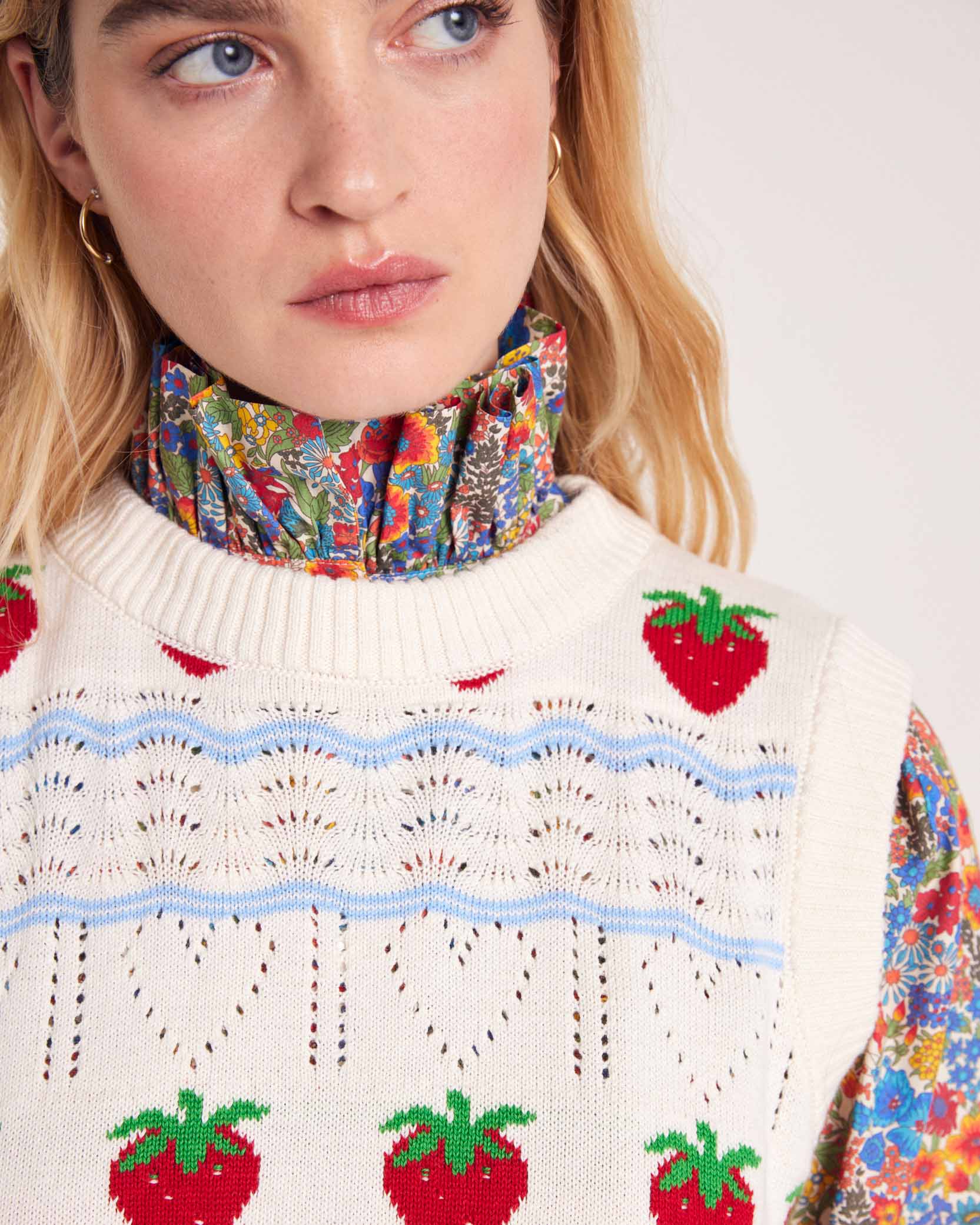 Pull Priska écru et fraises rouges