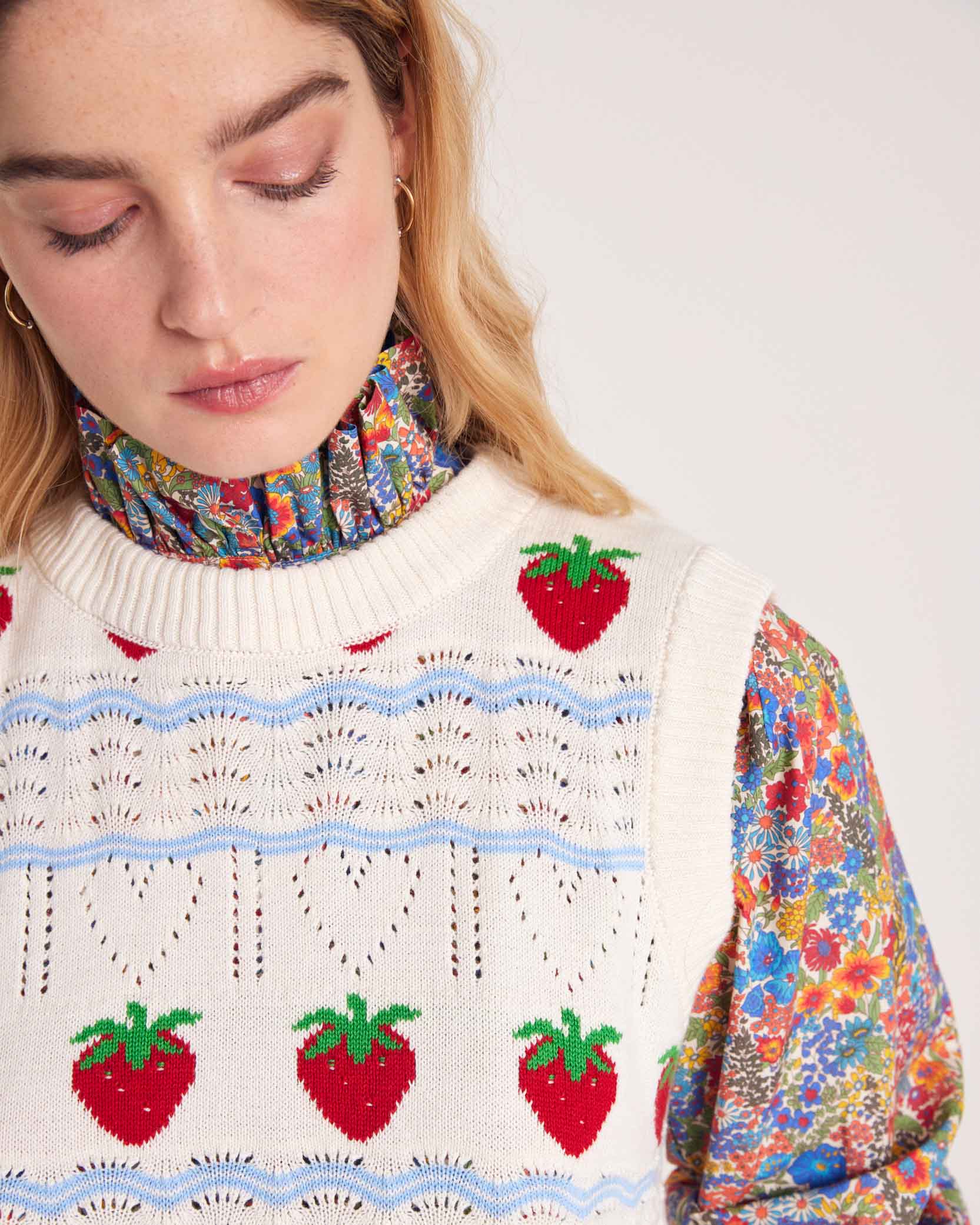 Pull Priska écru et fraises rouges