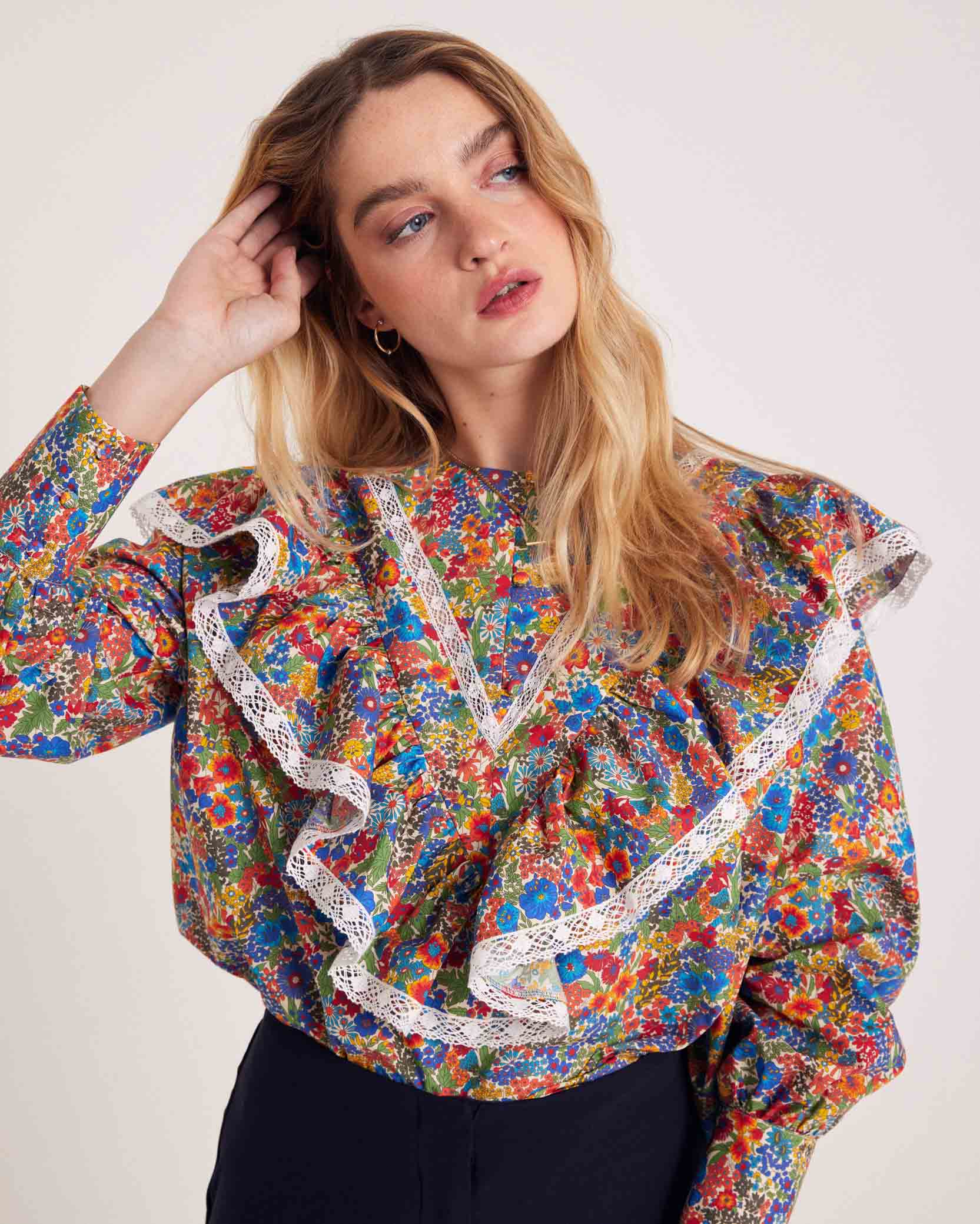 Blouse Azélie en tissu Liberty bleu et jaune