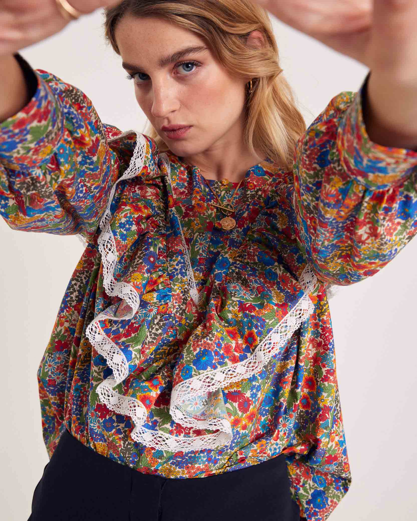 Blouse Azélie en tissu Liberty bleu et jaune