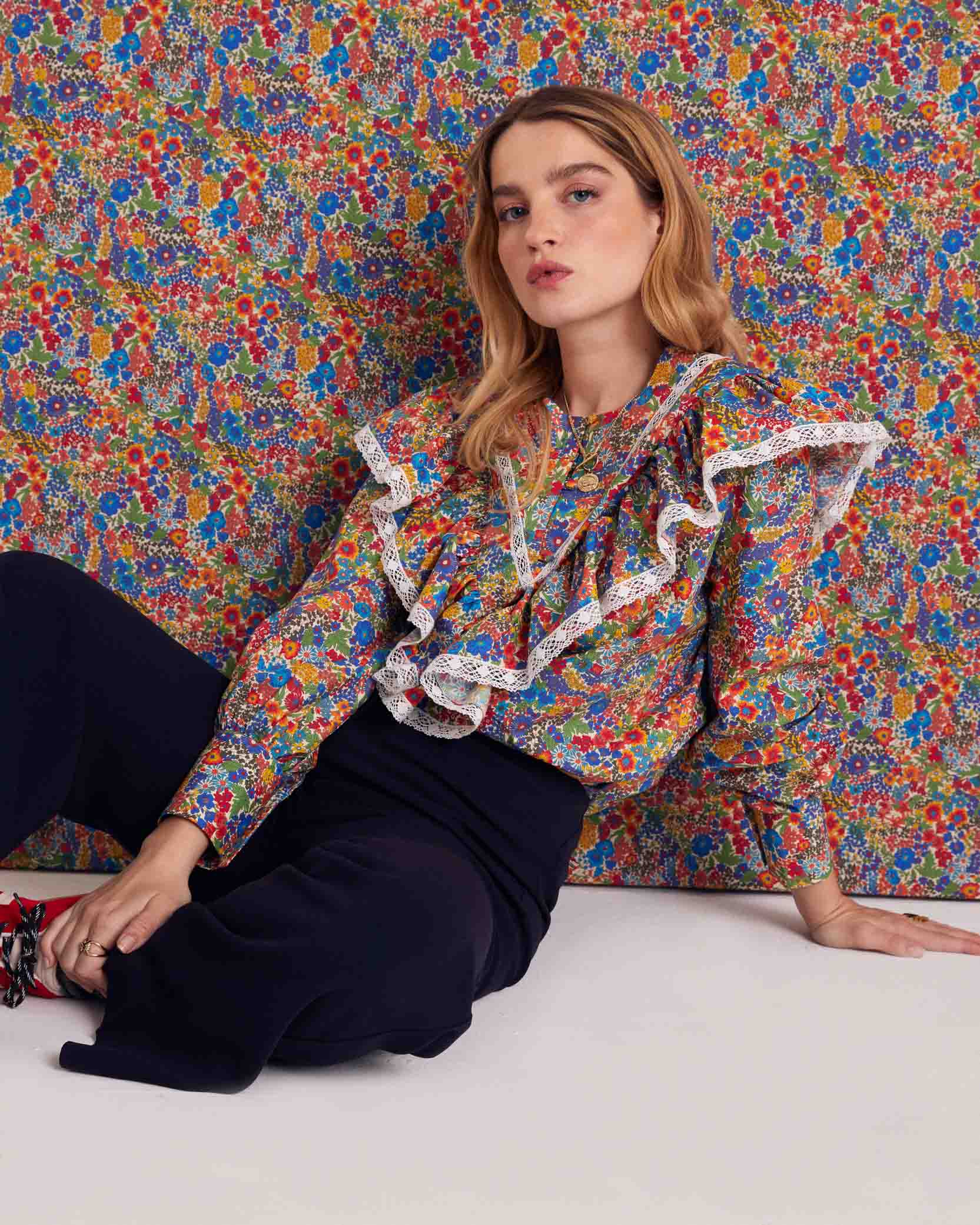 Blouse Azélie en tissu Liberty bleu et jaune