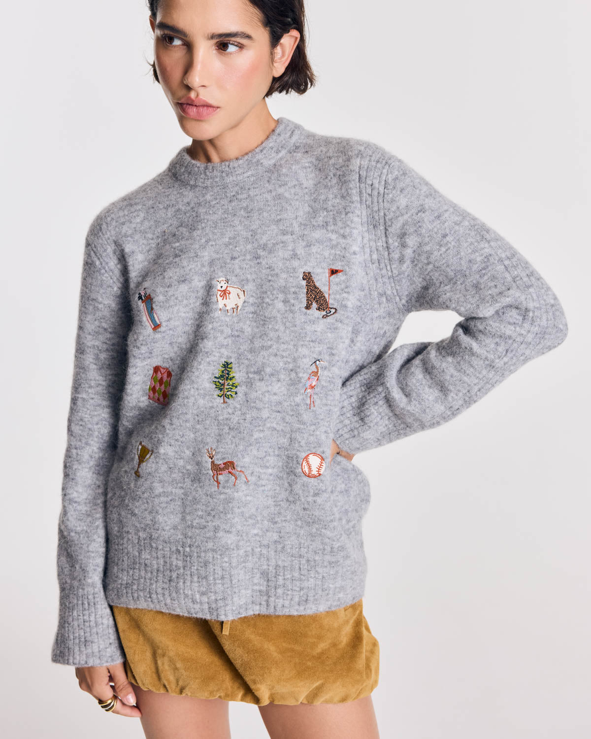 Pull Prune gris chiné et broderies ivy