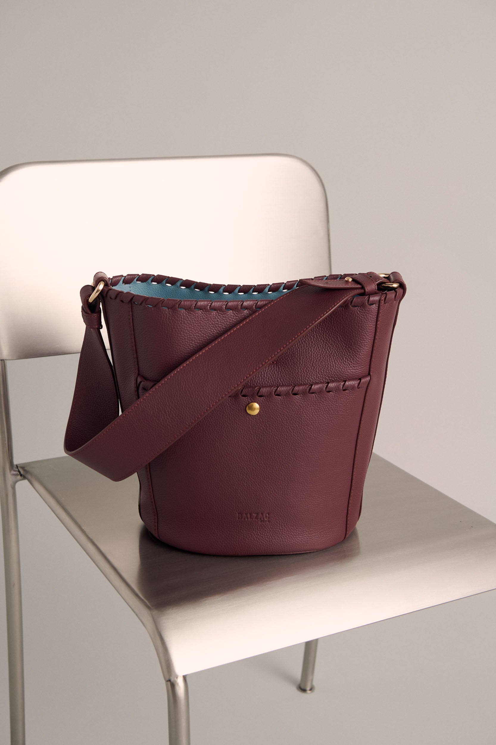 Sac Sofia tressé bordeaux intérieur bleu ciel