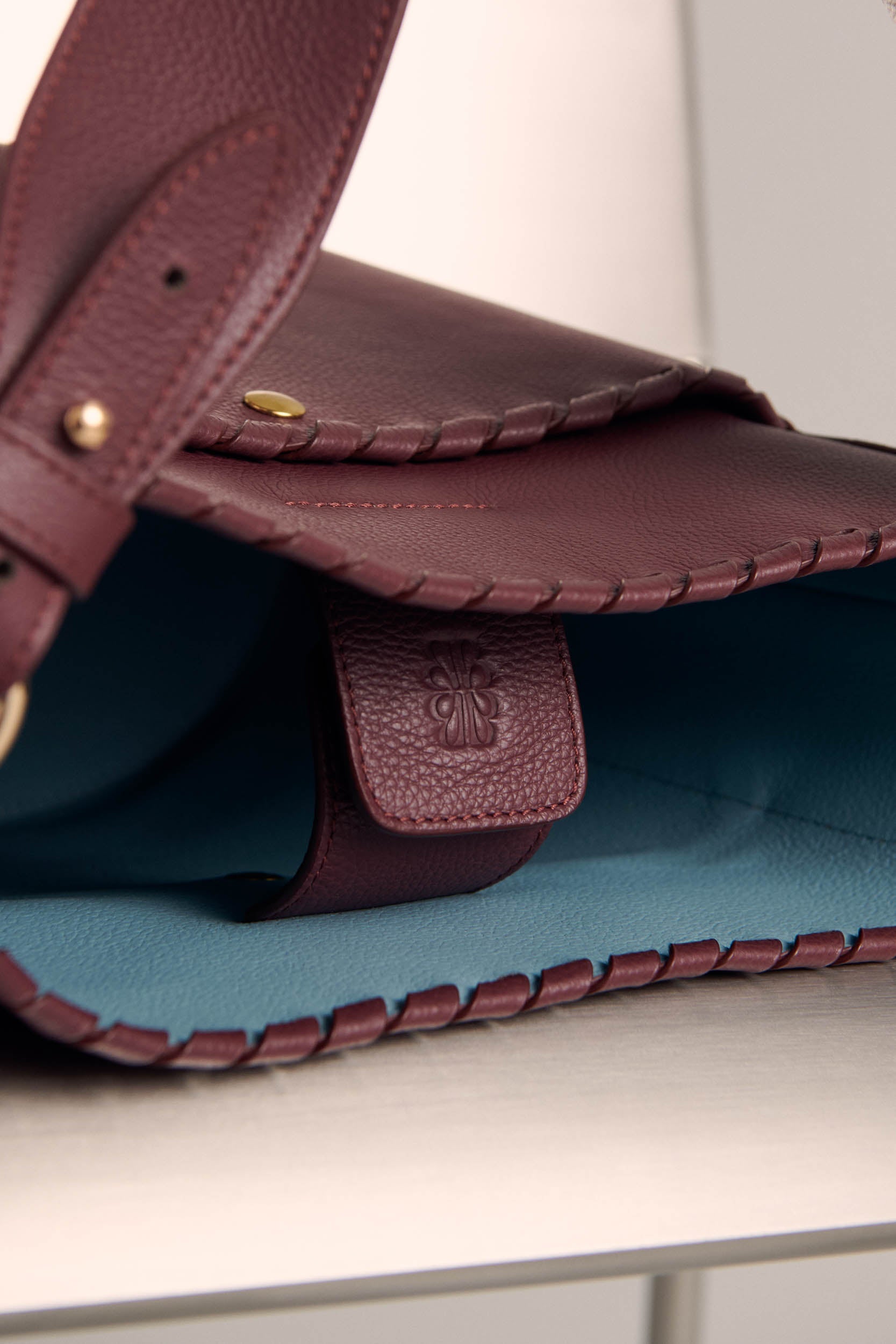Sac Sofia tressé bordeaux intérieur bleu ciel